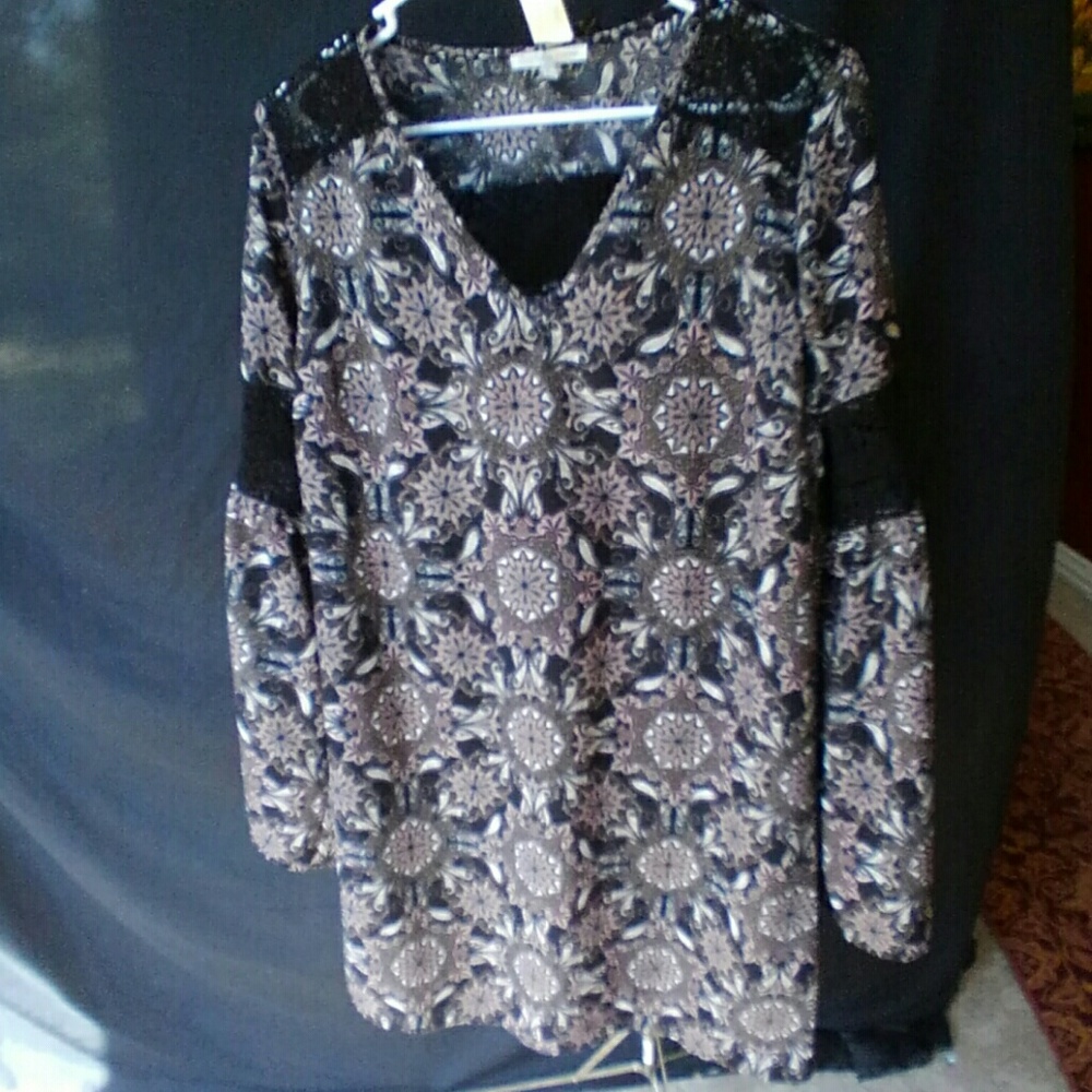 Soft, detailed dress with black lace